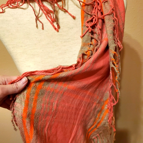 Scarf with fringe - Picture 3 of 4